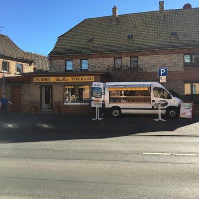 Abb. 2 Wohnhaus, Ladengeschäft und der Verkaufswagen der Bäckerei Boltze anlässlich zum 130. Firmenjubiläum im Jahr 2018. Foto Fam. Boltze