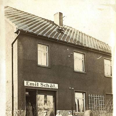Abb. 3 Historische Fotografie der Bäckerei Schäl aus dem Jahr 1926. Foto Fam. Schäl