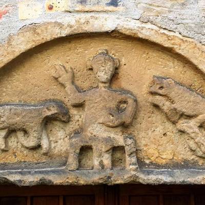 Abb. 2 Romanisches Tympanon über dem Eingang der Kirche