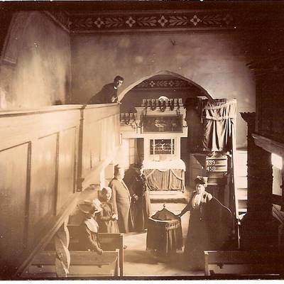 Abb.3 Das Innere der Eisdorfer Kirche auf einer Fotokarte von 1902. Bild Leske 2012, S. 17