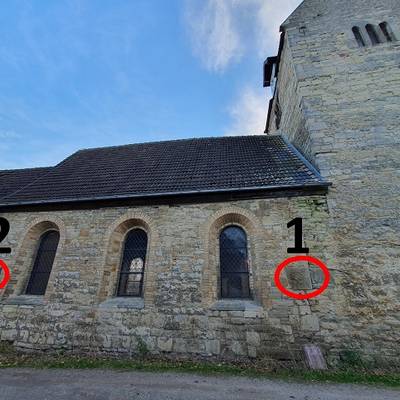 Abb. 2 Ansicht der Nordseite der Asendorfer Kirche mit den Positionen des Scheibenkreuzes (1) und einer weiteren Grabplatte (2). Foto M. Leske, 2023