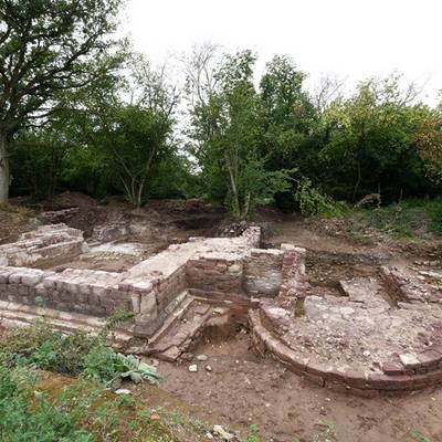 Abb. 1: Der freigelegte Chorbereich der Stiftkirche von Kaltenborn. Die Mauern waren hier teilweise noch bis über zwei Meter hoch erhalten (Foto: Landesamt für Denkmalpflege und Archäologie Sachsen-Anhalt, R. Prust). Abb. 1