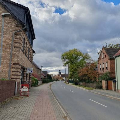 Abb. 2: Auf Höhe des Friseursalons Herzog verlief einst die Grenze zwischen dem sächsischen Oberteutschenthal und dem preußischen Unterteutschenthal (Foto: M. Leske). Abb. 2