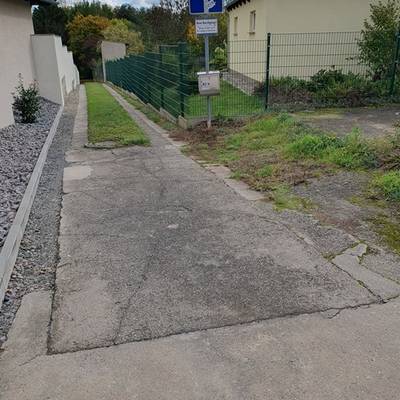 Abb. 3: Der alte Grenzrain hinter dem Friseursalon ist im Ortsbild noch heute erkennbar (Foto: M. Leske). Abb. 3