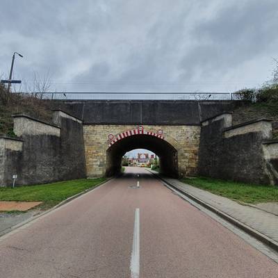 Abb. 1: Die mächtige Bahnbrücke bildet seit 1864 den nördlichen Zugang zur Eisdorfer Ortslage. Foto: Mike Leske Abb. 1: Die mächtige Bahnbrücke bildet seit 1864 den nördlichen Zugang zur Eisdorfer Ortslage. Foto: Mike Leske