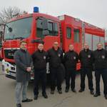 Bürgermeister Tilo Eigendorf, Gemeindewehrleiter Dirk Moebius, Kamerad Thomas Noth (Stellv. Teutschenthaler Ortswehrleiter), Teutschenthaler Ortswehrleiter Marcel Lichtenfeld sowie die Kameraden Ronny Weber und Bernd Hößel (v.l.n.r.) vor dem Tanklöschfahrzeug 3000. ©Gemeinde Teutschenthal