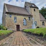 Abb. 2: Die Böschungen rechts und links des mit Ziegelsteinen gepflasterten Weges zum Eingangsportal der St.-Johannis-Kirche zeugen von der etwa 800-jährigen Nutzung des umliegenden Kirchgartens als Friedhof. Foto: Mike Leske