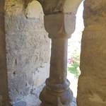 Abb. 3: Eine der beiden von ursprünglich vier verbliebenen romanischen Säulen, der als Biforien gestalteten Schallarkaden im Turm der Eisdorfer Kirche. Foto: Mike Leske