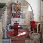 Abb. 6: Blick in den Kirchensaal nach Osten zur 2016 geschaffenen vereinfachten Replik des spätgotischen Altars. Rechts die hölzerne Kanzel aus dem 17. Jahrhundert mit den Abbildungen der vier Evangelisten. Foto: Mike Leske