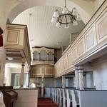 Abb. 7: Blick in den Kirchensaal nach Westen mit der 1766 eingebauten hufeisenförmigen Empore und der Schleifladenorgel aus dem Jahr 1881. Foto: Mike Leske