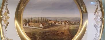 Einer der Teller aus der Sammlung Kerßenbrock mit der typischen Gestaltung. Foto: Mike Leske