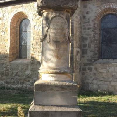 Abb. 2: Das Asendorfer Kriegerdenkmal neben der Dorfkirche. Foto: Mike Leske, Oktober 2018