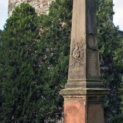 Abb. 13: Der Obelisk für die Opfer der Einigungskriege und des Ersten Weltkriegs neben der St.-Vitus-Kirche in Unterteutschenthal. Foto: Anja Ulrich, 2014