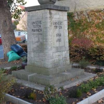 Abb. 14: Das 1952 eingeweihte Friedensdenkmal in Zscherben. Foto: Mike Leske, Oktober 2018