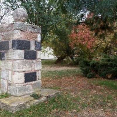 Abb. 15: Das Mitte der 1950er Jahre entstandene Friedensdenkmal in Steuden. Foto: Anja Ulrich, Oktober 2018