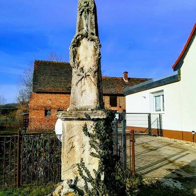 Abb. 1 Das „Kartoffeldenkmal“ in Holleben (Beuchlitz). Foto Martin Stüber, Frühjahr 2019