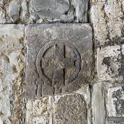 Abb. 1: Das Fragment einer romanischen Grabplatte mit einem reliefierten Scheibenkreuz in der Nordwand der Asendorfer St.-Nikolaus-Kirche (um 90 Grad nach links gedreht). Foto: H.-G. Lorenz, 2023 ABB1DA~1