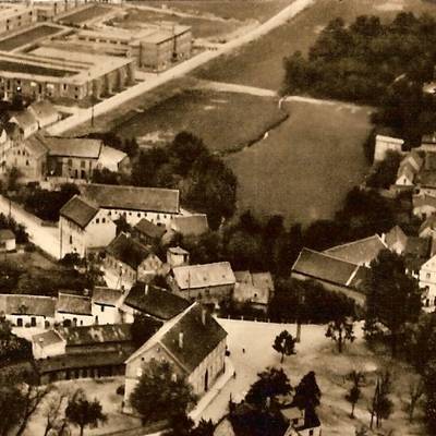 Abb. 1: Die Backhauswiese an der heutigen Maerkerstraße vor 1930. Bis zu einer Verlegung an den Südrand verlief der Würdebach quer über den Platz. Ansichtskarte: Leske 2016, S. 81