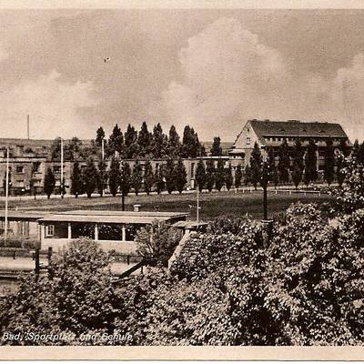 Abb. 2: Das Bad zusammen mit dem neuen Sportplatz und der modernen Pestalozzischule im Hintergrund, um 1940. Ansichtskarte: Leske 2016, S. 107 ABB2DA~1