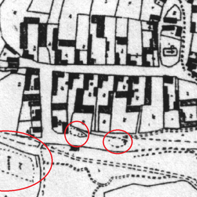 Abb. 5: Die Dorfskizze von Oskar August aus dem Jahr 1848 offenbart neben dem großen Bauernteich die Existenz zweier kleinerer Bauernteiche (rot eingekreist) am südlichen Rand der alten Ortslage (heute entlang der Straße "An der Würde"). Landesamt für Denkmalpflege und Archäologie Sachsen-Anhalt, Archiv Abb. 5: Die Dorfskizze von Oskar August aus dem Jahr 1848 offenbart neben dem großen Bauernteich die Existenz zweier kleinerer Bauernteiche (rot eingekreist) am südlichen Rand der alten Ortslage (heute entlang der Straße "An der Würde"). Landesamt für Denkmalpflege und Archäologie Sachsen-Anhalt, Archiv