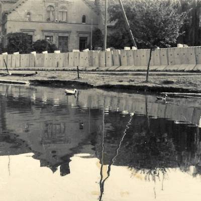 Abb. 7: Mit diesen L-förmigen Betonprofilen sollten die Uferzonen des Eisdorfer Dorfteiches am Anfang der 1970er Jahre erneuert werden. Da die Bauteile auf ungeklärte Weise verschwunden waren, wurde der Teich in der Folge zugeschüttet. Foto: Sammlung Mike Leske Abb. 7: Mit diesen L-förmigen Betonprofilen sollten die Uferzonen des Eisdorfer Dorfteiches am Anfang der 1970er Jahre erneuert werden. Da die Bauteile auf ungeklärte Weise verschwunden waren, wurde der Teich in der Folge zugeschüttet. Foto: Sammlung Mike Leske