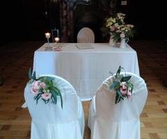 Vor dem Kamin, Foto: Standesamt Teutschenthal; Hinweis: Blumendeko privat