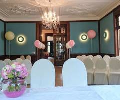 Hinweis: Blumendeko und Ballons vom Brautpaar privat